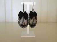 zilverkleurige hangers met Parijspatroon en zwarte strik